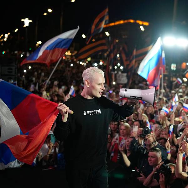 Das Bild zeigt den russischen Popstar Shaman während eines Konzertes vor der US-Botschaft in Moskau. Foto: Alexander Zemlianichenko/AP/dpa