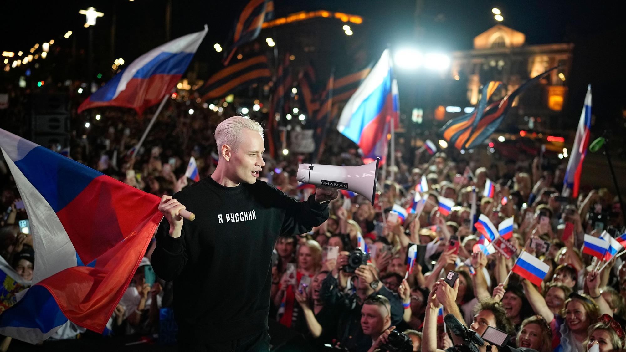Das Bild zeigt den russischen Popstar Shaman während eines Konzertes vor der US-Botschaft in Moskau. Foto: Alexander Zemlianichenko/AP/dpa
