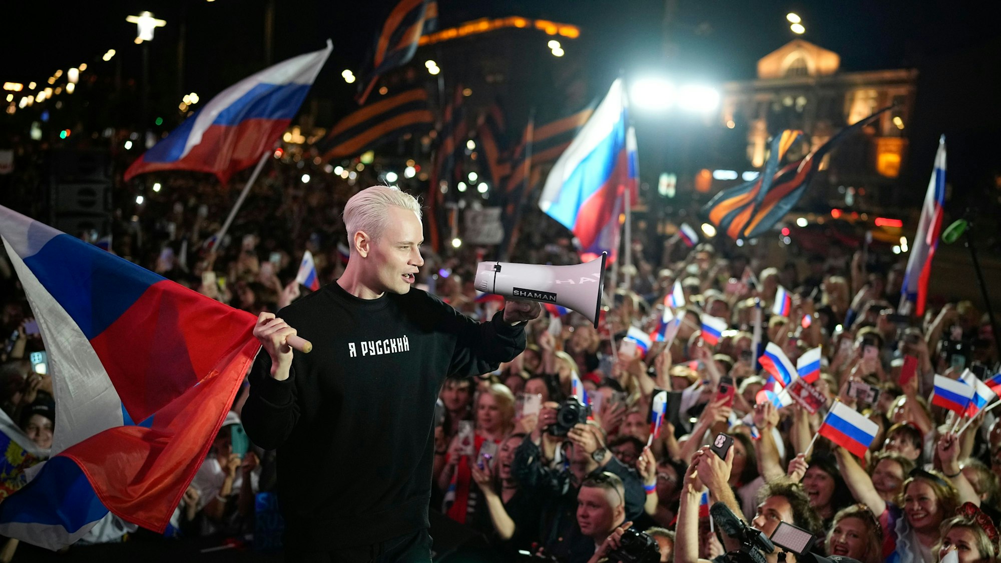 Das Bild zeigt den russischen Popstar Shaman während eines Konzertes vor der US-Botschaft in Moskau. Foto: Alexander Zemlianichenko/AP/dpa