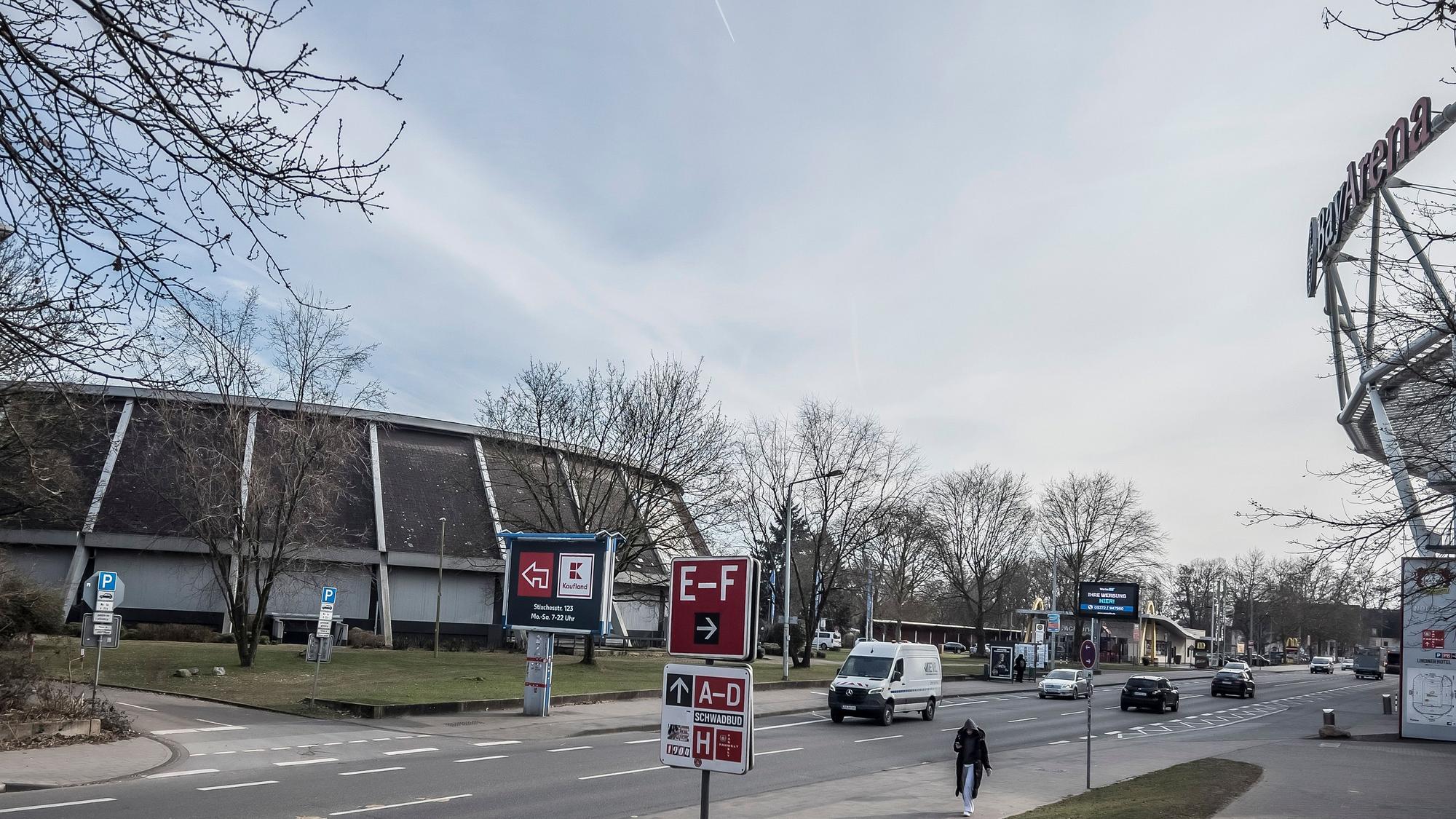 Bismarckstraße mit Dreifach-Sporthalle Rundsporthalle vorm Stadion. Foto: Ralf Krieger