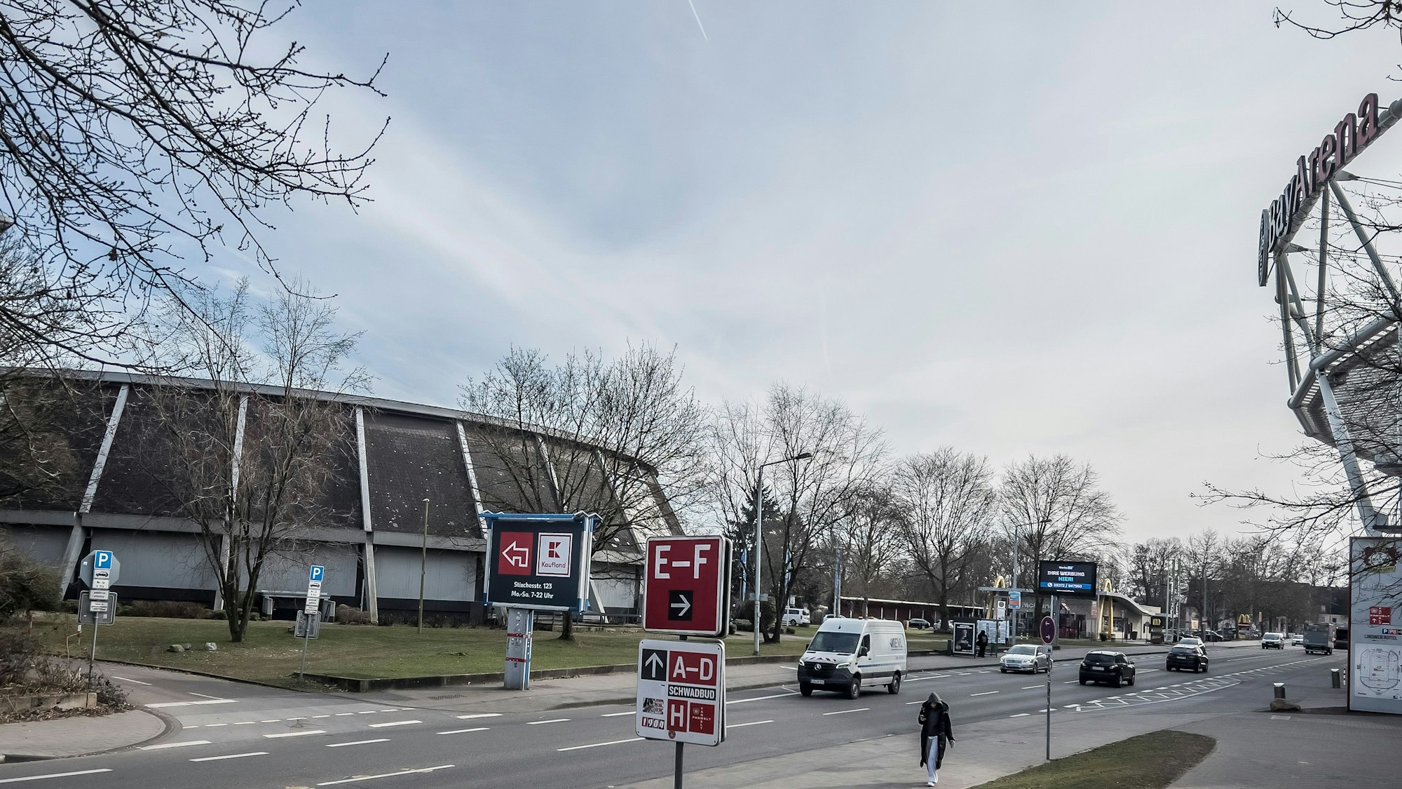 Bismarckstraße mit Dreifach-Sporthalle Rundsporthalle vorm Stadion. Foto: Ralf Krieger