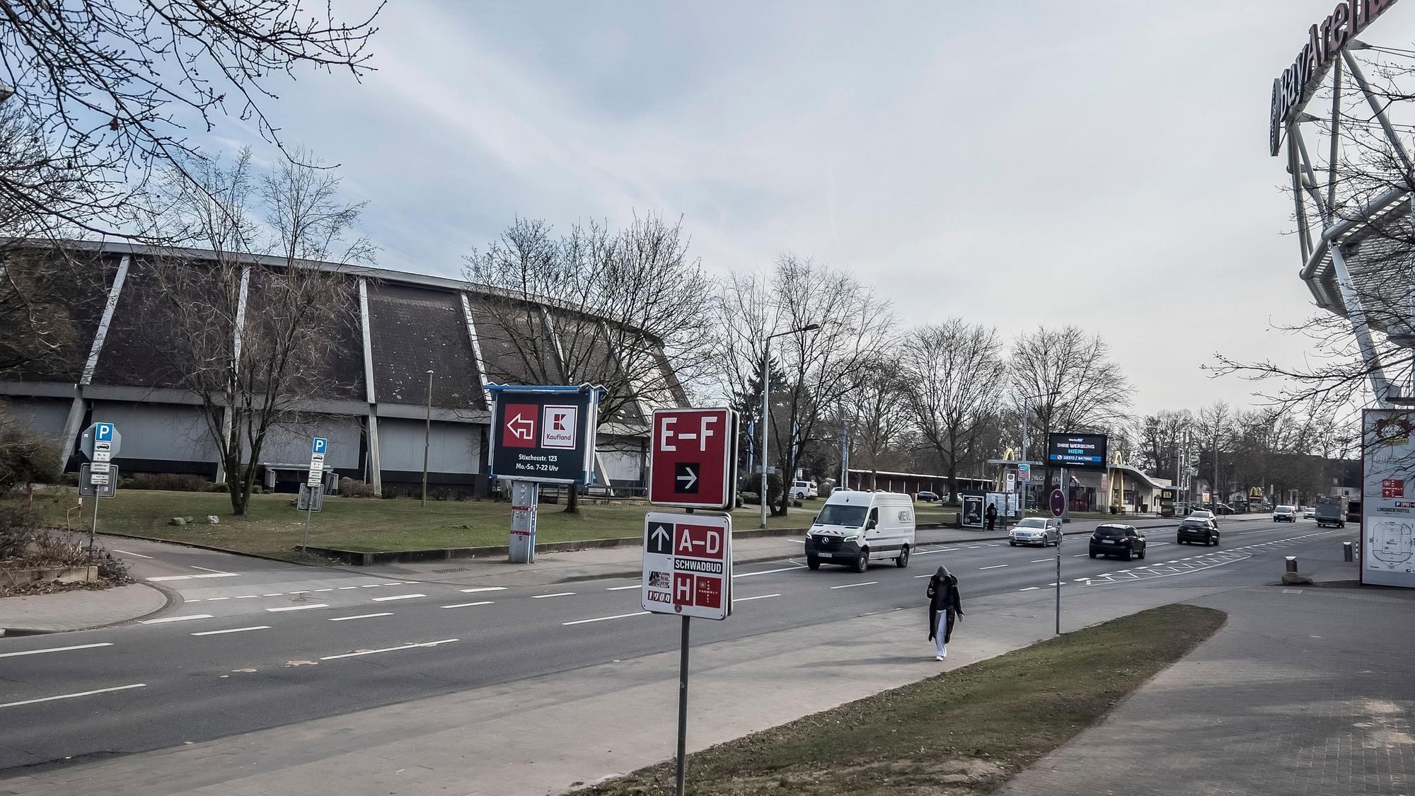Bismarckstraße mit Dreifach-Sporthalle Rundsporthalle vorm Stadion. Foto: Ralf Krieger.