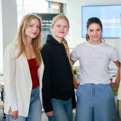 Mitglieder des Vorstandes der Bezirksschüler:innenvertretung berichten bei einer Pressekonferenz über ihre Arbeit und stellen ein neues Grundsatzprogramm vor.