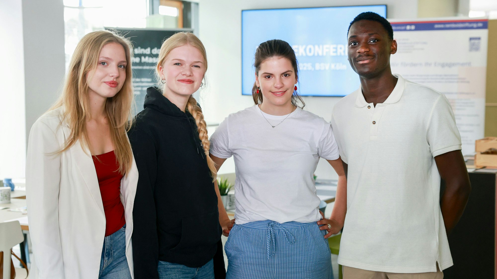 Mitglieder des Vorstandes der Bezirksschüler:innenvertretung berichten bei einer Pressekonferenz über ihre Arbeit und stellen ein neues Grundsatzprogramm vor.
