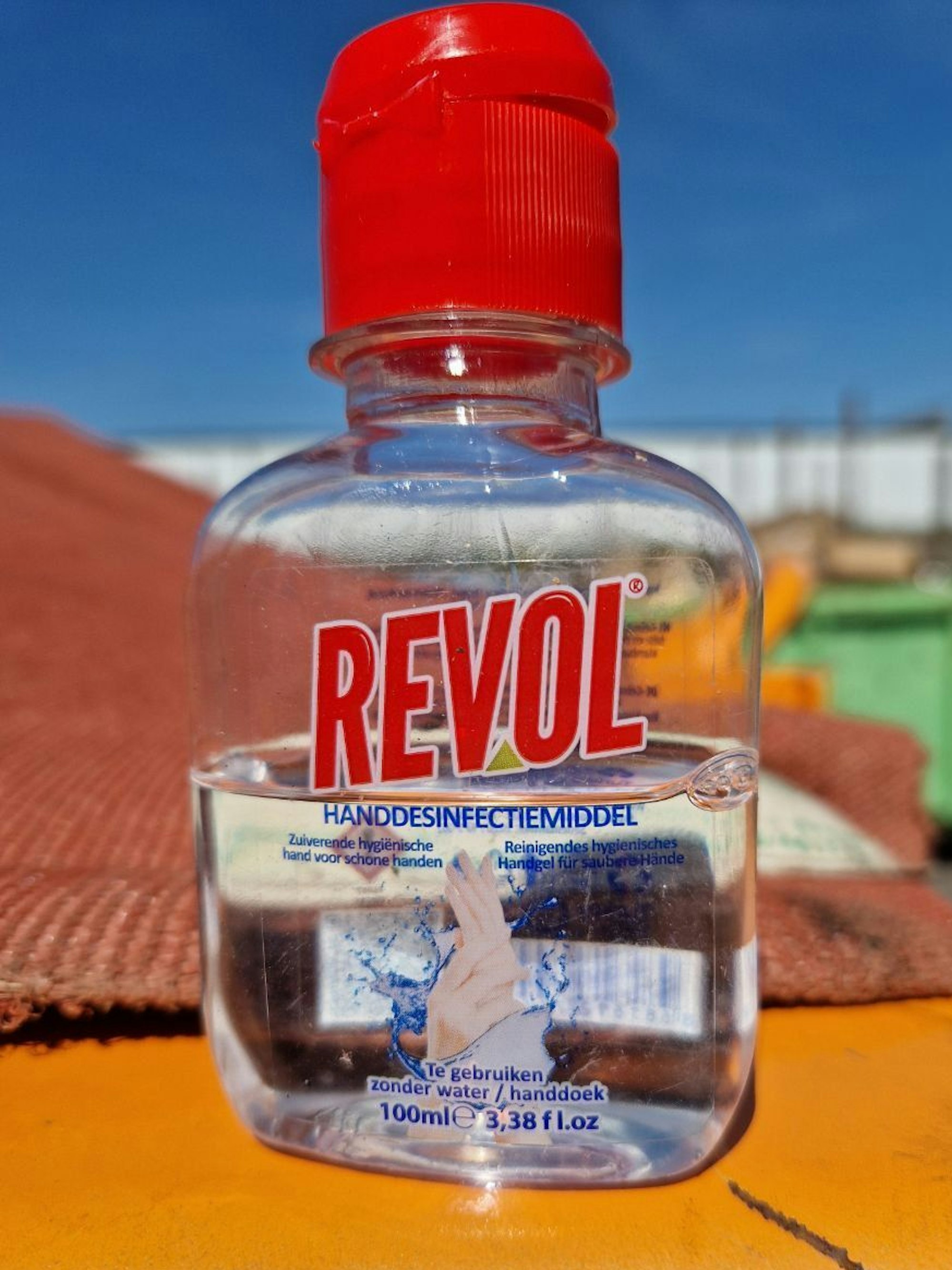 Am Eschmarer See haben Unbekannte insgesamt 15 Kubikmeter kleiner Flaschen mit Desinfektionsmittel ins Grüne geworfen.