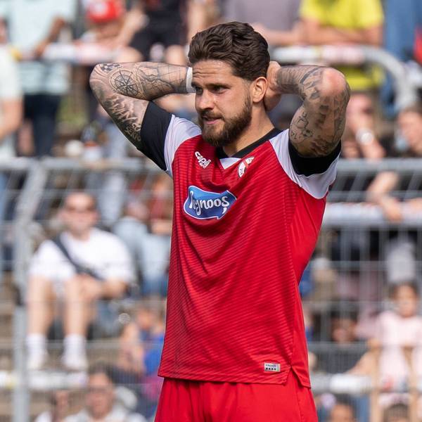 05.04.2025, xydrx, Fußball, Viktoria Köln - SpVgg Unterhaching , 3.Liga, Sportpark Höhenberg, Saison 2024 2025: Lex-Tyger Lobinger Viktoria Köln 9 ärgert sich über eine vergebe Chance DFB regulations prohibit any use of photographs as image sequences and or quasi-video. Nordrhein-Westfahlen Deutschland *** 05 04 2025, xydrx, Fußball, Viktoria Köln SpVgg Unterhaching , 3 Liga, Sportpark Höhenberg, Saison 2024 2025 Lex Tyger Lobinger Viktoria Köln 9 ärgert sich über eine vergebe Chance DFB regulations prohibit any use of photographs as image sequences and or quasi video Nordrhein Westfahlen Germany