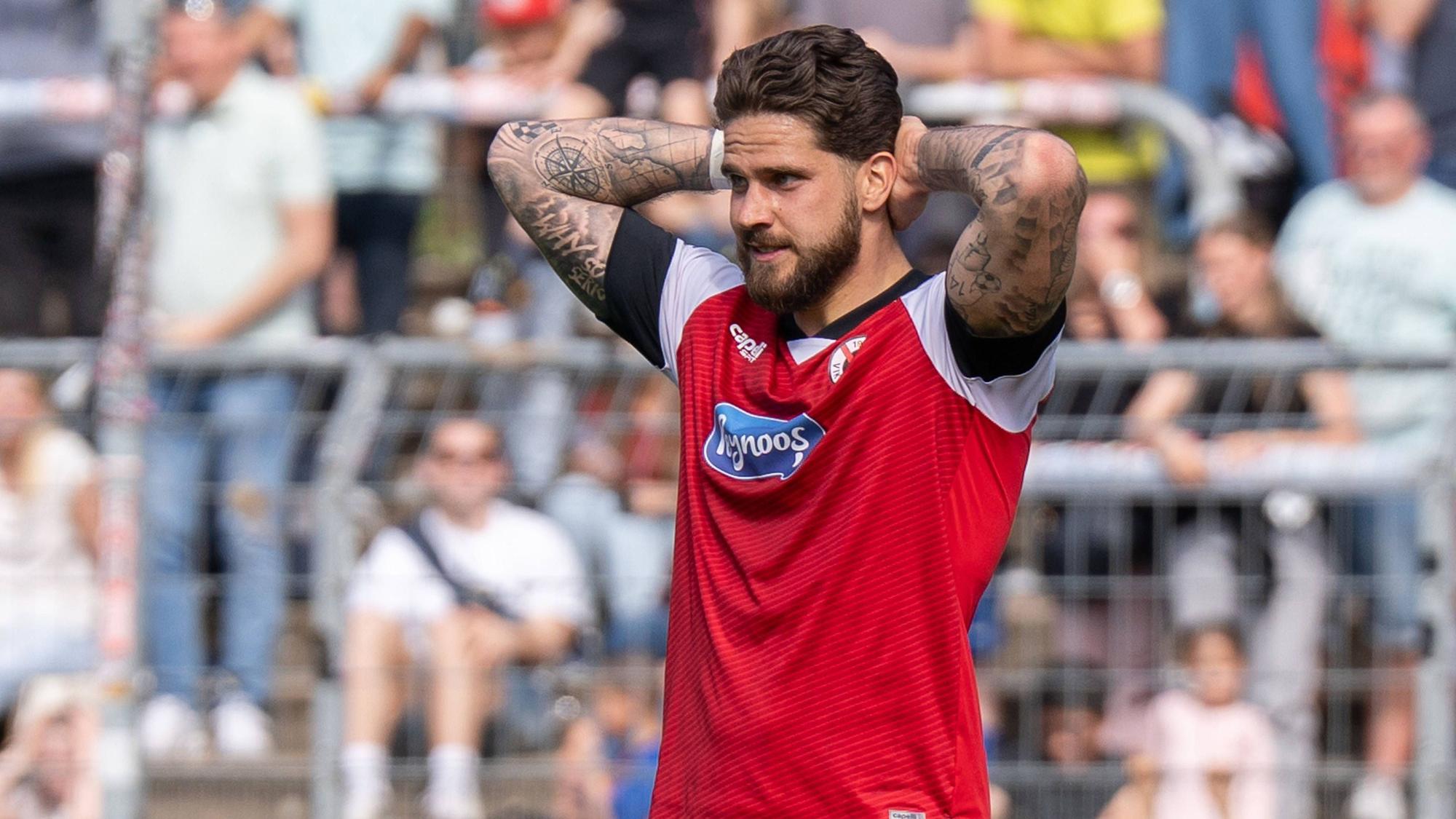 05.04.2025, xydrx, Fußball, Viktoria Köln - SpVgg Unterhaching , 3.Liga, Sportpark Höhenberg, Saison 2024 2025: Lex-Tyger Lobinger Viktoria Köln 9 ärgert sich über eine vergebe Chance DFB regulations prohibit any use of photographs as image sequences and or quasi-video. Nordrhein-Westfahlen Deutschland *** 05 04 2025, xydrx, Fußball, Viktoria Köln SpVgg Unterhaching , 3 Liga, Sportpark Höhenberg, Saison 2024 2025 Lex Tyger Lobinger Viktoria Köln 9 ärgert sich über eine vergebe Chance DFB regulations prohibit any use of photographs as image sequences and or quasi video Nordrhein Westfahlen Germany