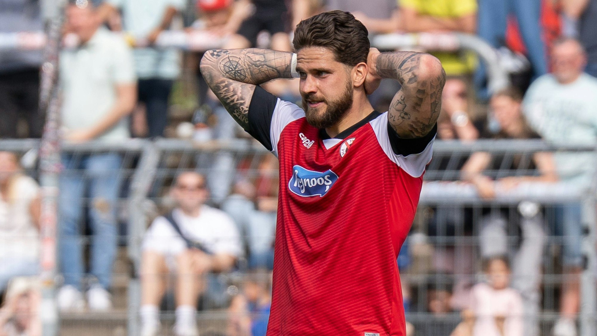 05.04.2025, xydrx, Fußball, Viktoria Köln - SpVgg Unterhaching , 3.Liga, Sportpark Höhenberg, Saison 2024 2025: Lex-Tyger Lobinger Viktoria Köln 9 ärgert sich über eine vergebe Chance DFB regulations prohibit any use of photographs as image sequences and or quasi-video. Nordrhein-Westfahlen Deutschland *** 05 04 2025, xydrx, Fußball, Viktoria Köln SpVgg Unterhaching , 3 Liga, Sportpark Höhenberg, Saison 2024 2025 Lex Tyger Lobinger Viktoria Köln 9 ärgert sich über eine vergebe Chance DFB regulations prohibit any use of photographs as image sequences and or quasi video Nordrhein Westfahlen Germany