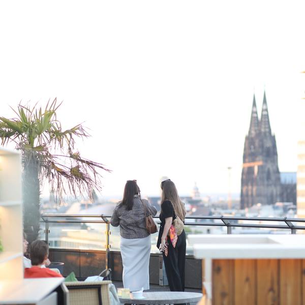 Nur eine von diversen Rooftop-Bars in Köln: die Bar Botanik im Wasserturm-Hotel mit tollem Blick auf den Dom. (Archivbild)