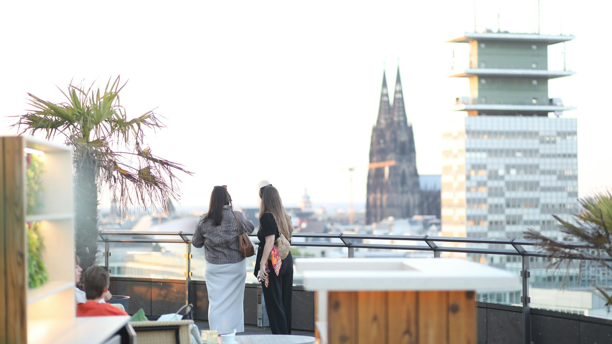 29.04.2025, Köln: Die Bar Botanik im Hotel Wasserturm, Kölns beste Rooftop Bar, öffnet am 29. April seine 360 Grad Terrasse mit karibischem Flair. Foto: Arton Krasniqi