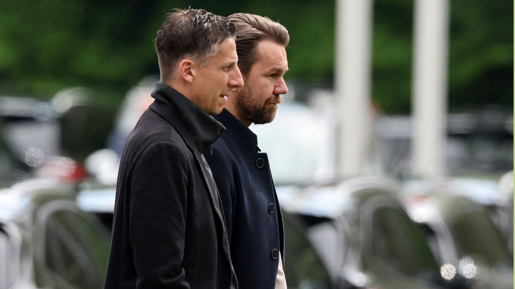 Den Aufstieg vor Augen: FC-Geschäftsführer Christian Keller und FC-Lizenzspieler-Leiter Thomas Kessler stehen am Trainingsplatz am Geißbockheim.