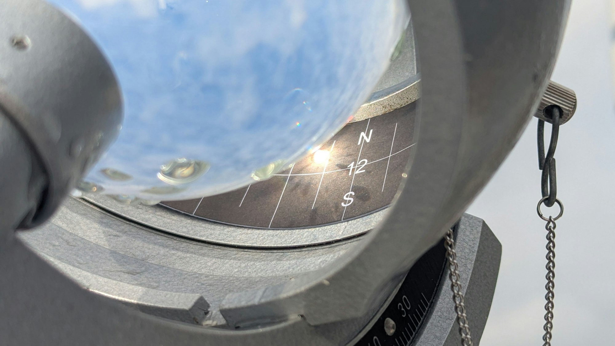 Ein Sonnenscheinautograph nach Campbell-Stokes an einer Wetterstation von donnerwetter.de