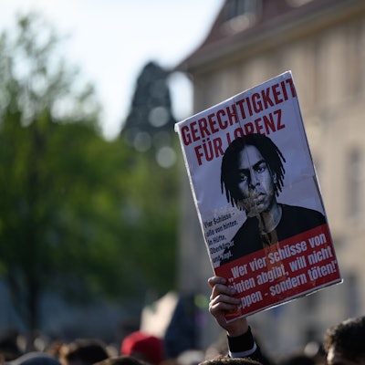 Ein Schild mit der Aufschrift „Gerechtigkeit für Lorenz“ ist bei einer Kundgebung nach den tödlichen Polizeischüssen auf dem Pferdemarkt zu sehen.