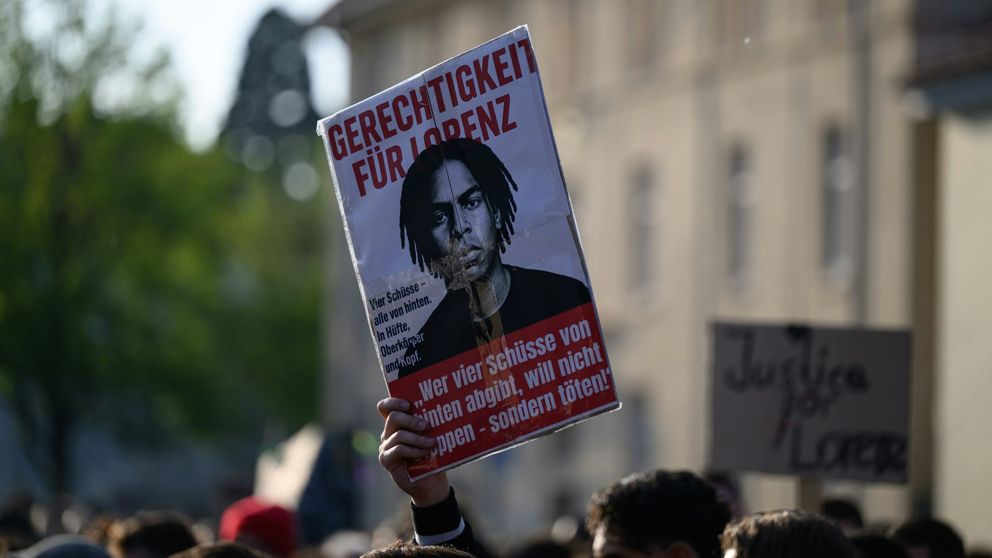 Ein Schild mit der Aufschrift „Gerechtigkeit für Lorenz“ ist bei einer Kundgebung nach den tödlichen Polizeischüssen auf dem Pferdemarkt zu sehen.