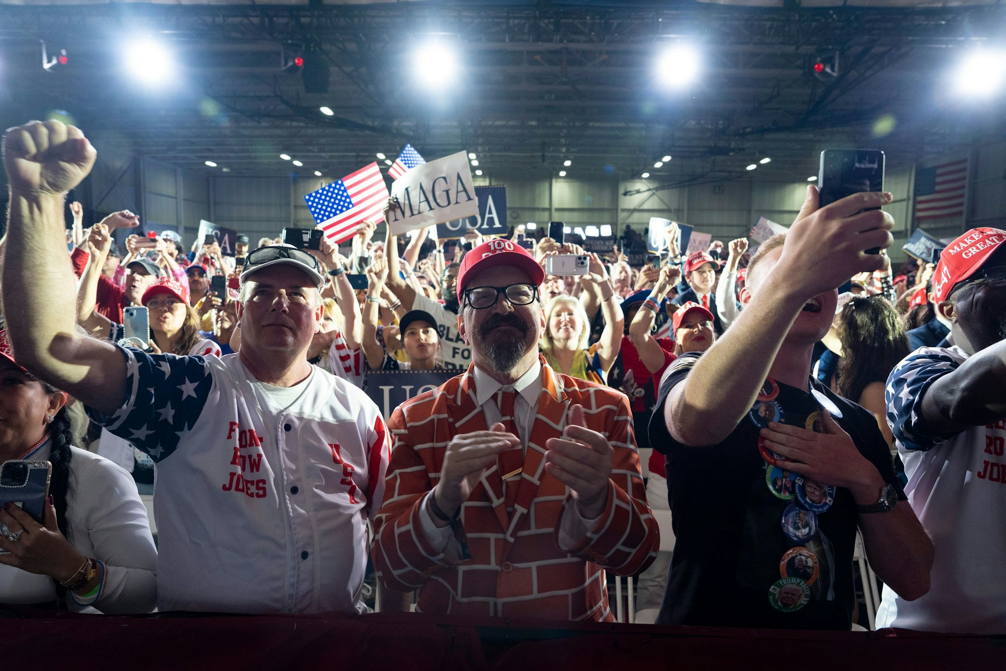 29.04.2025, USA, Warren: Unterstützer jubeln, als US-Präsident Trump im Macomb County Community College Sports Expo Center eine Rede über seine ersten 100 Tage hält. Foto: Alex Brandon/AP/dpa +++ dpa-Bildfunk +++