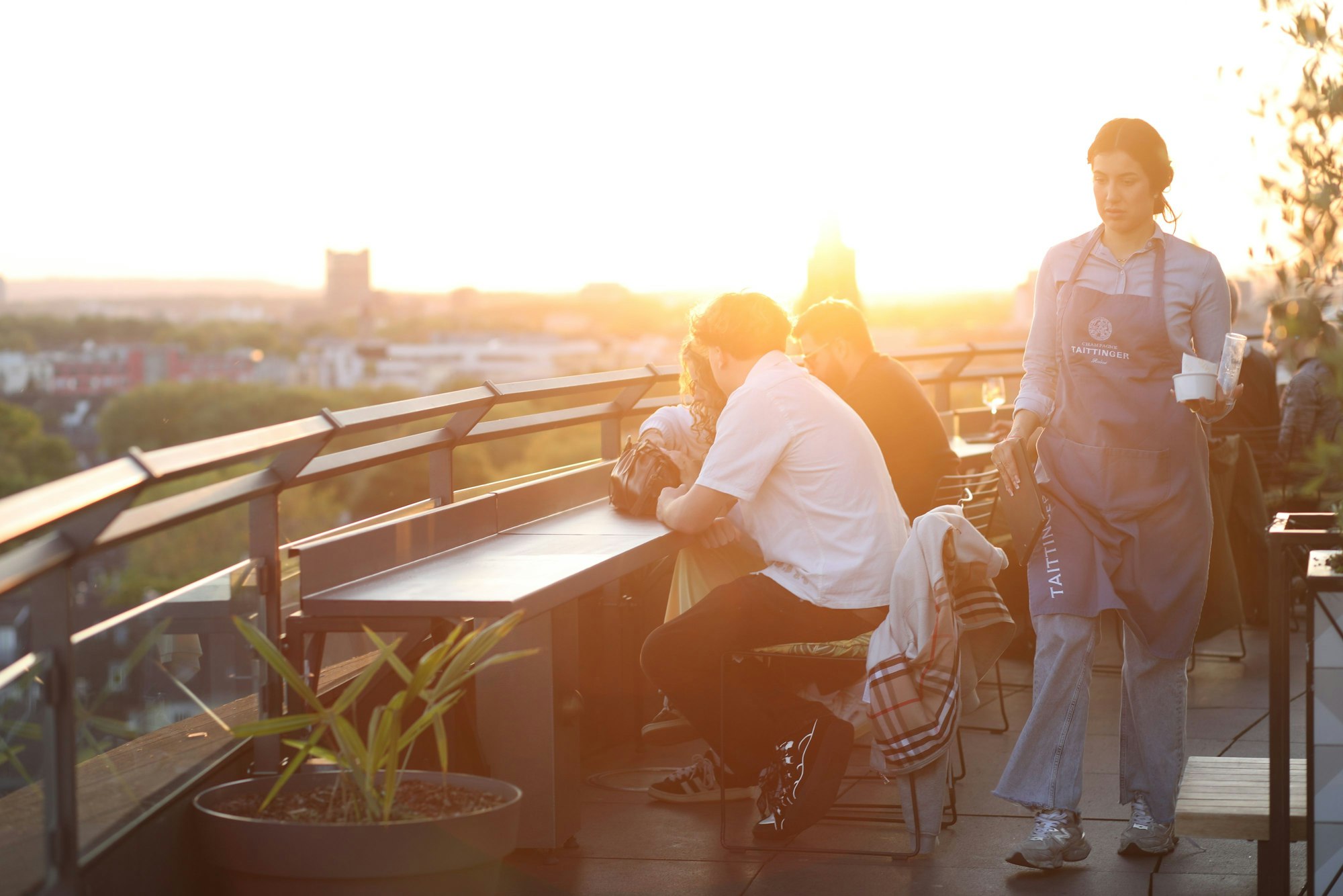 29.04.2025, Köln: Die Bar Botanik im Hotel Wasserturm, Kölns beste Rooftop Bar, öffnet am 29. April seine 360 Grad Terrasse mit karibischem Flair. Foto: Arton Krasniqi