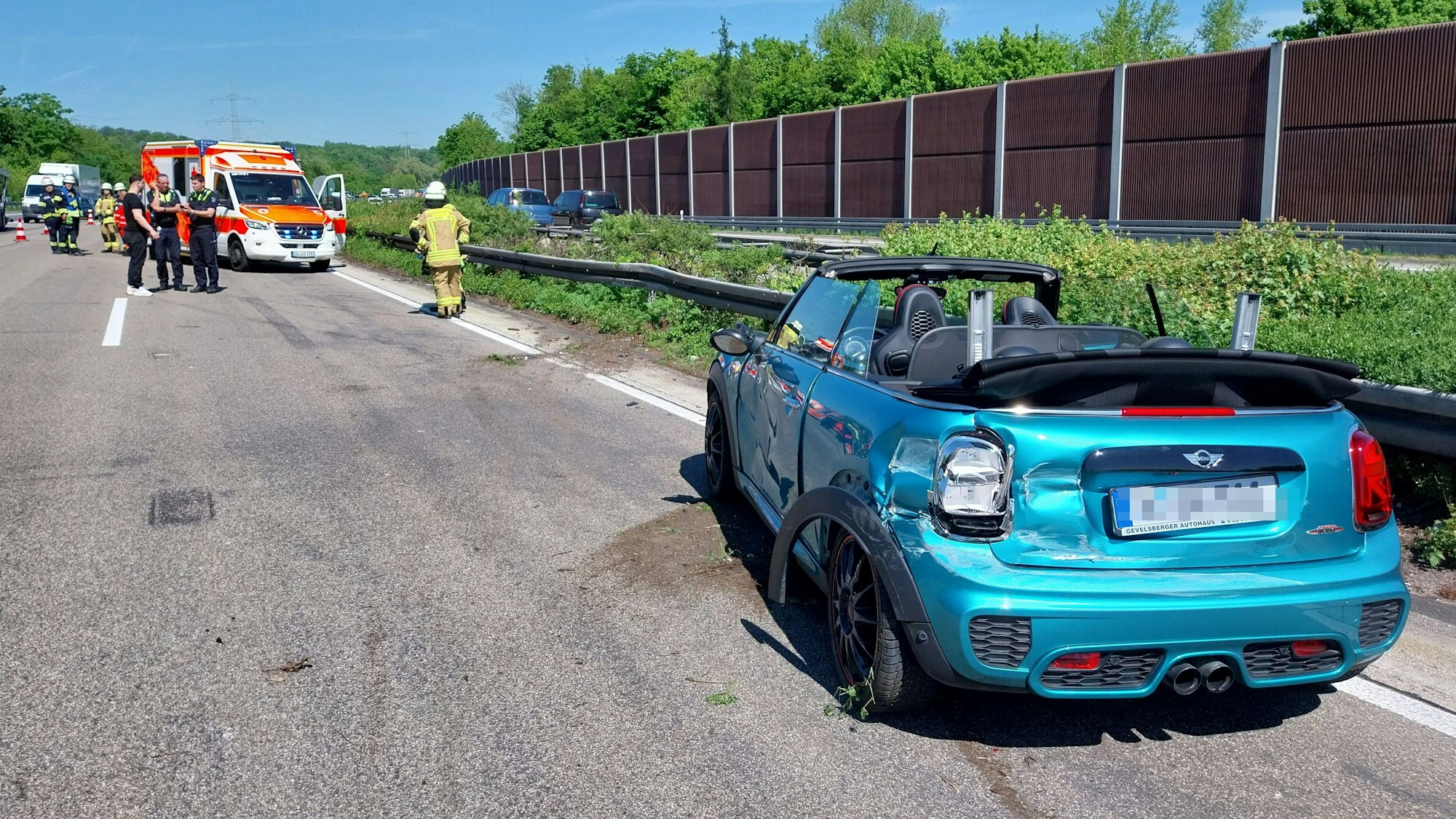 In Höhe der Anschlussstelle Lohmar waren auf der A3 ein Lkw und ein Mini zusammengestoßen.