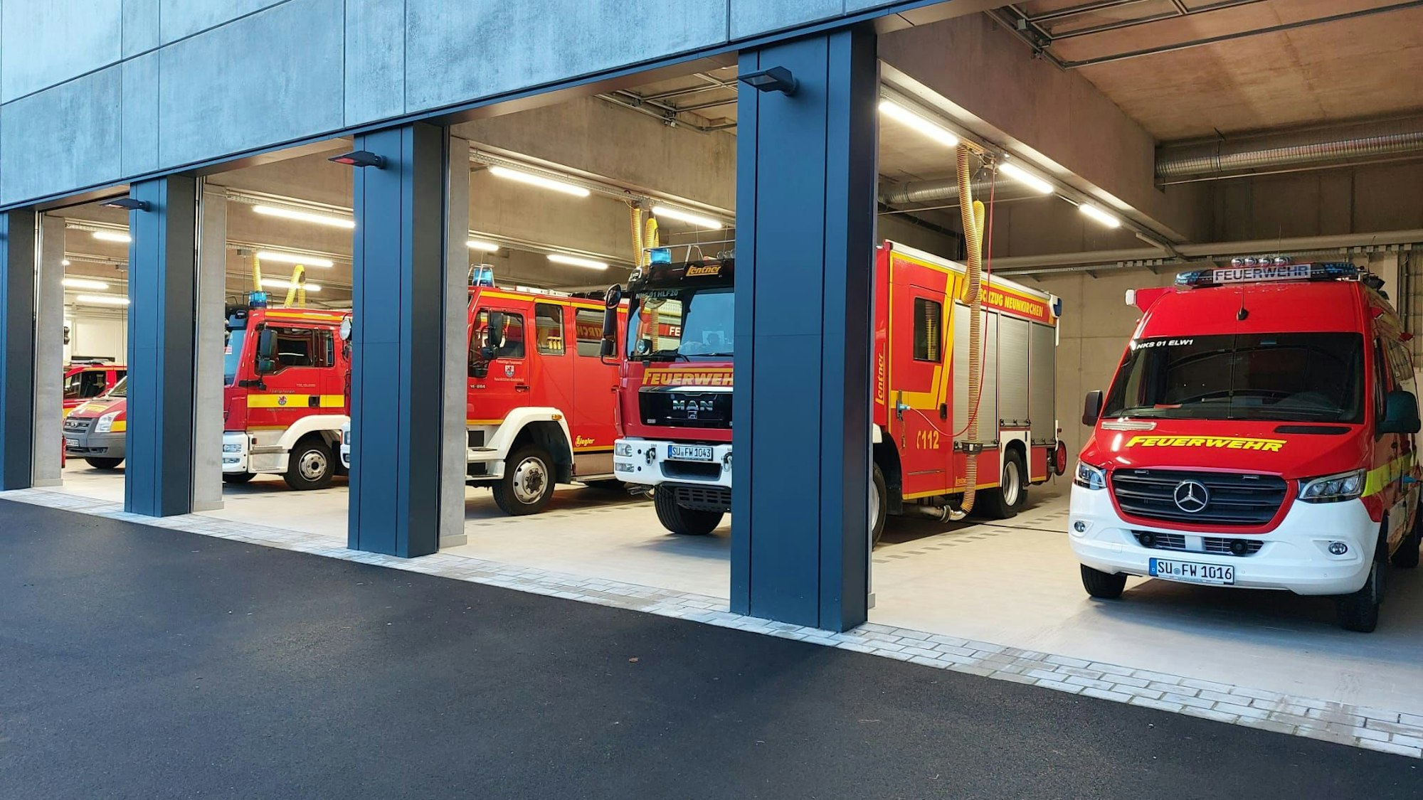 Bis zu acht Fahrzeuge haben in der neuen Fahrzeughalle Platz.