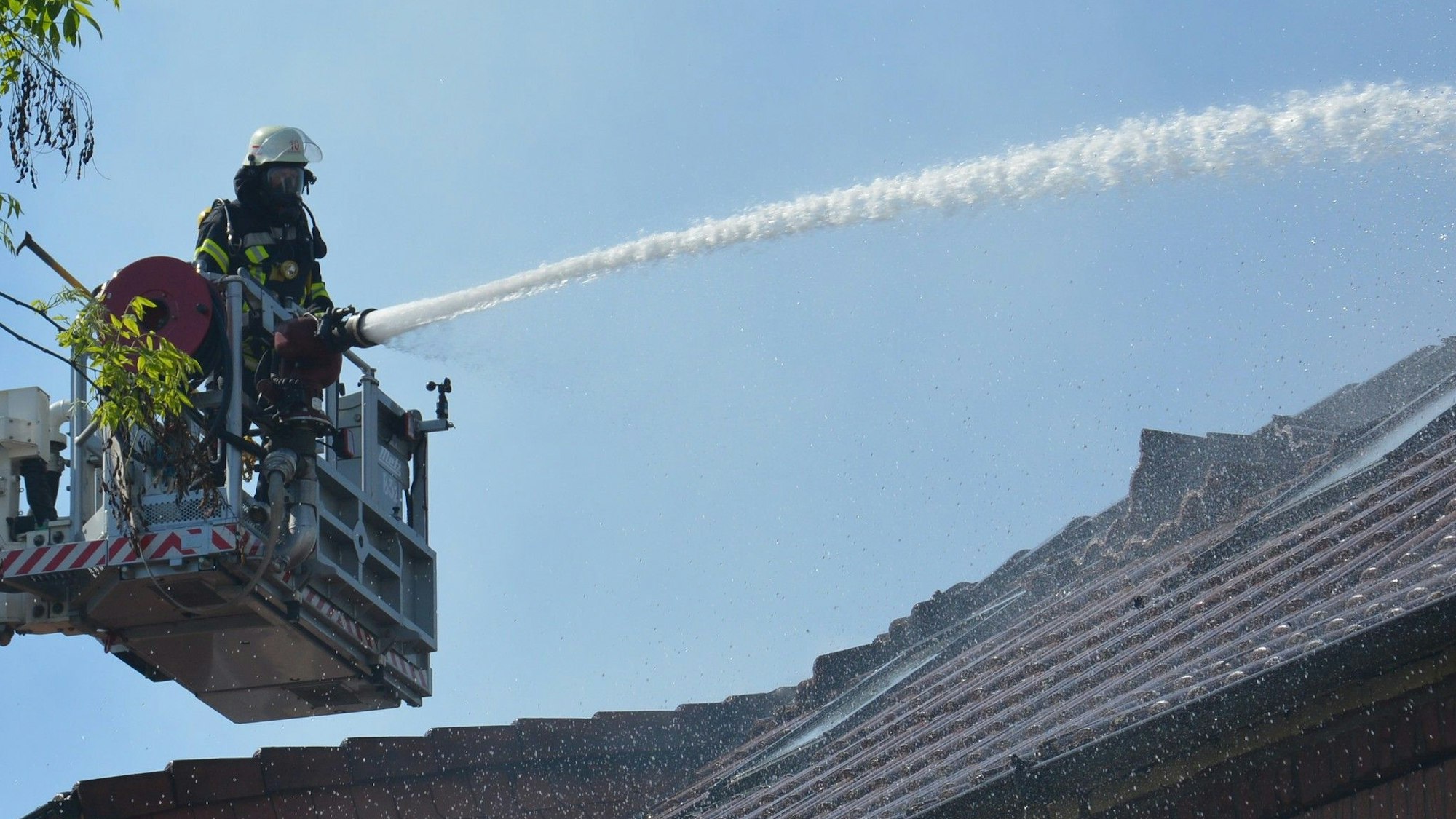 Das Bild zeigt einen Feuerwehrmann auf einer Rettungsbühne.