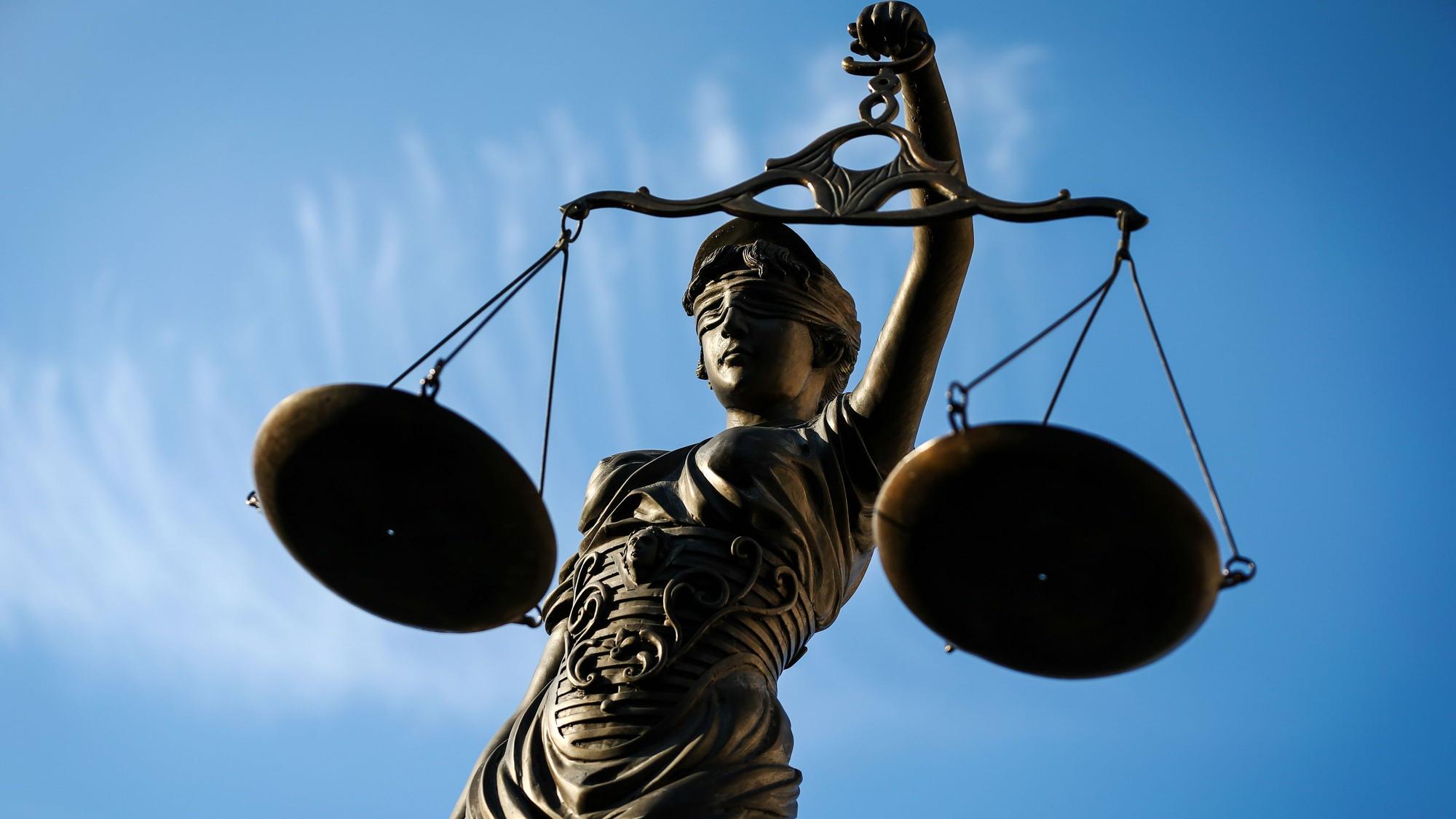 Eine Statue der Justitia hält eine Waage in der Hand. (Symbolfoto)