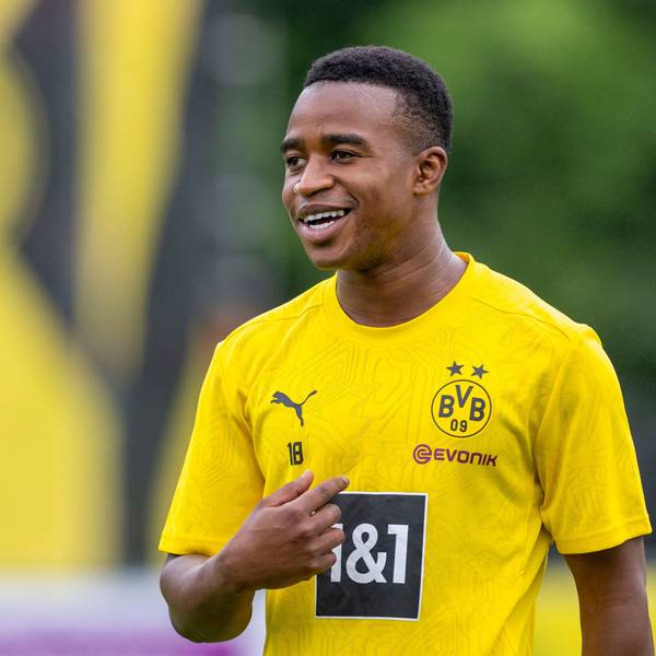 Trainingslager Borussia Dortmund: Youssoufa Moukoko lacht und deutet auf sich.