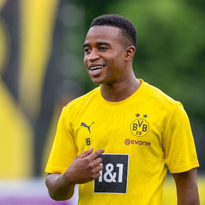 Trainingslager Borussia Dortmund: Youssoufa Moukoko lacht und deutet auf sich.