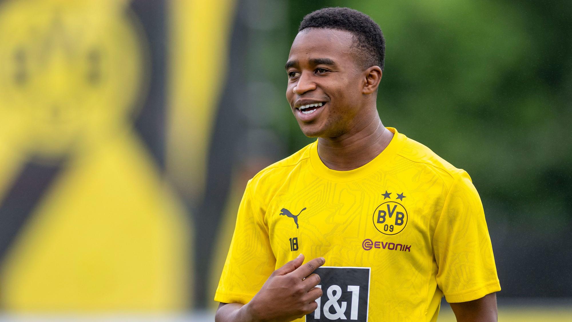 Trainingslager Borussia Dortmund: Youssoufa Moukoko lacht und deutet auf sich.