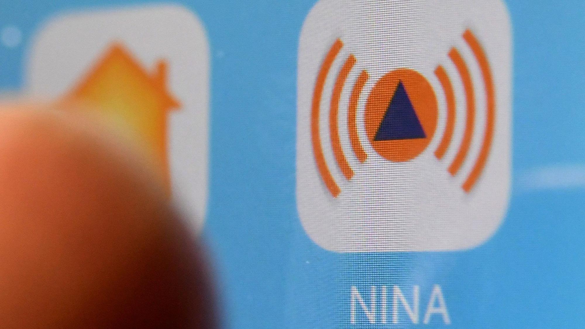 Die Notfall-Informations- und Nachrichten-App des Bundes, NINA ist auf einem Smartphone zu sehen.