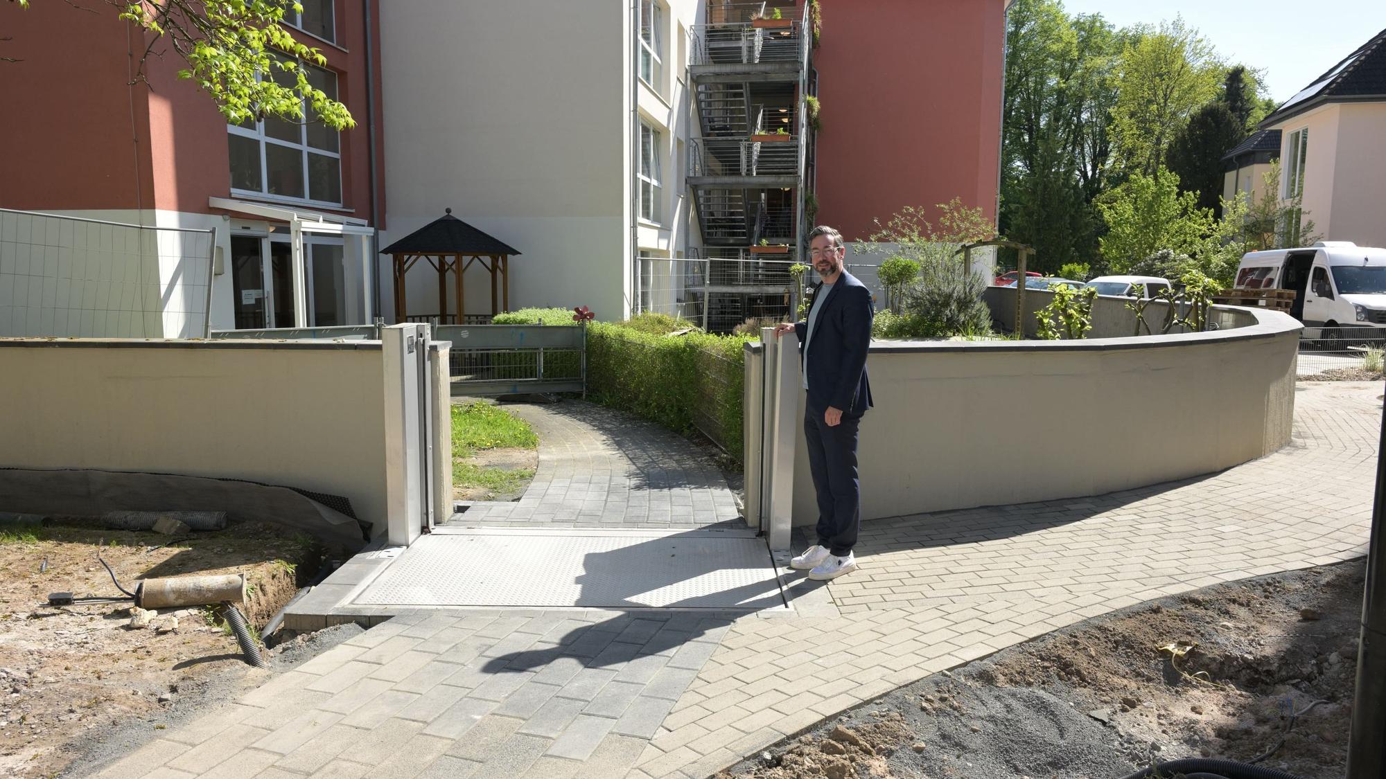 Auch eine Mauer im Innenhof des Wöllner-Stifts wird bei Flut durch Metallteile abgedichtet.