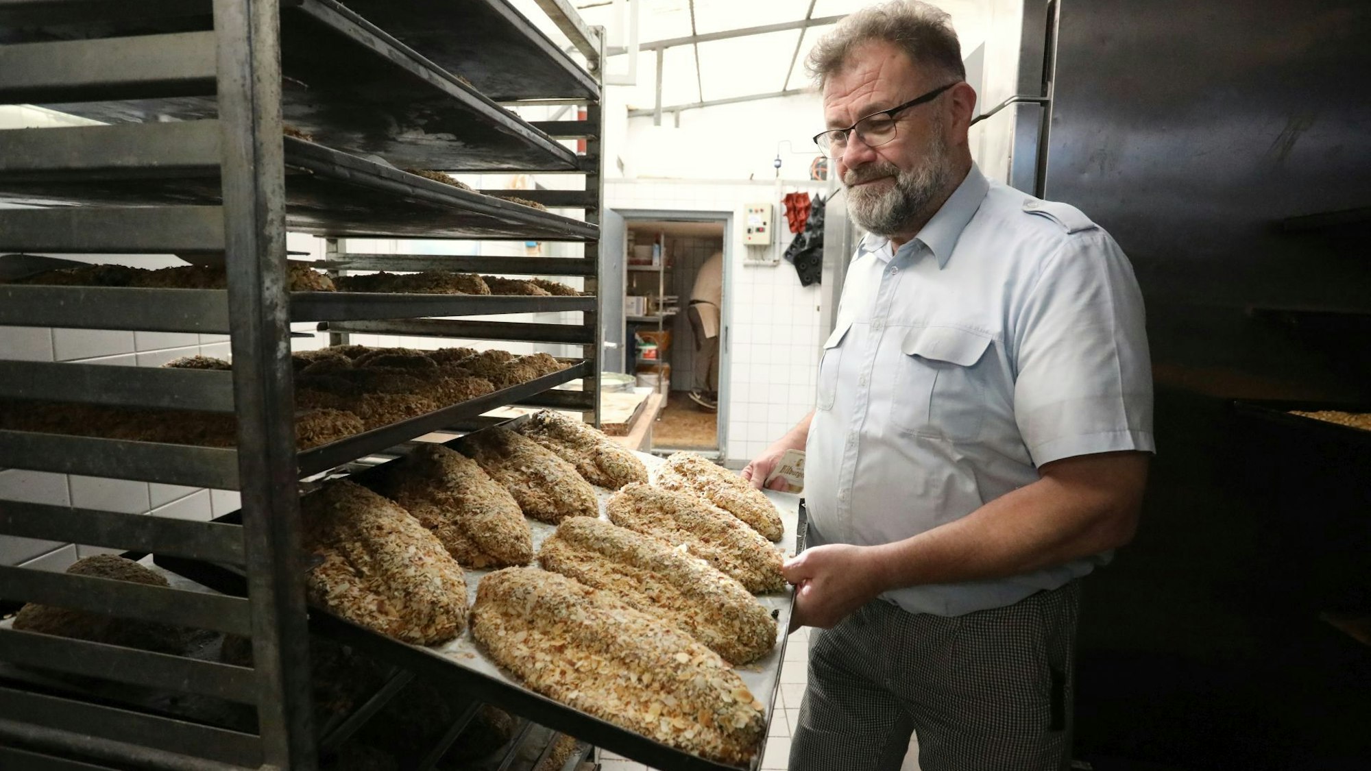 Peter Profittlich führt sein Café in Bad Honnef-Rhöndorf in vierter Generation und will den Aufschlag bei den Preisen nicht an die Kunden weitergeben.