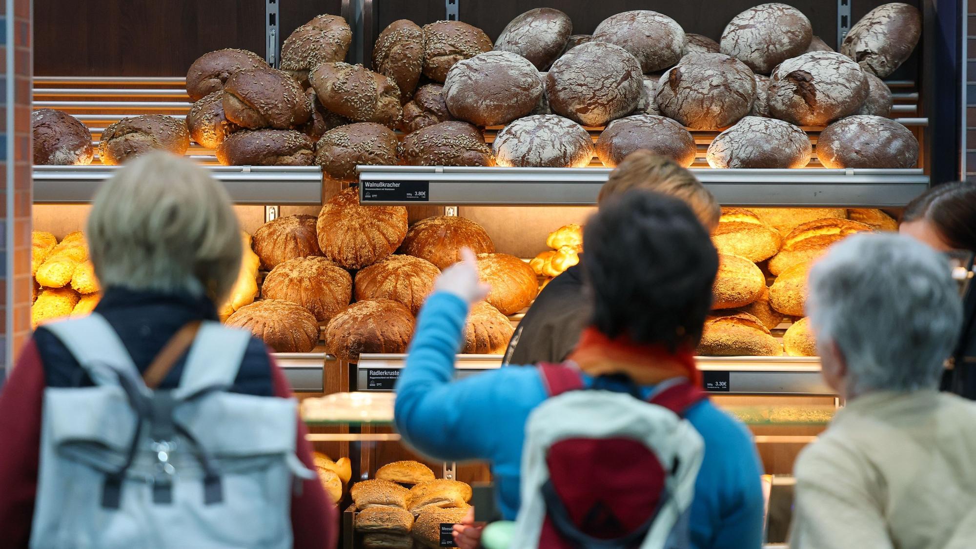 Kunden stehen am Stand einer Schaubäckerei auf der Messe «Handwerk live».