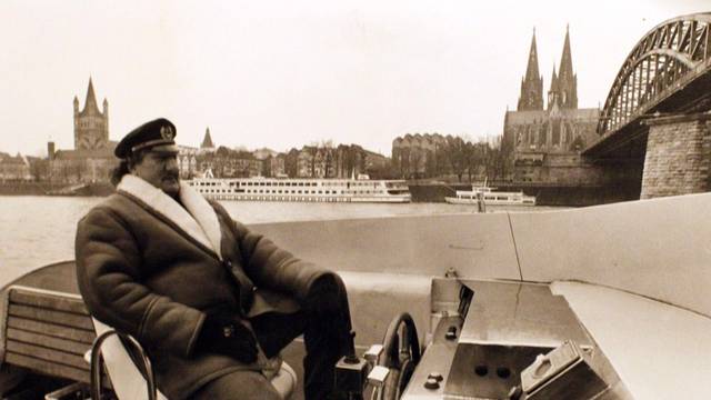 Die 1997 verstorbene Kölner Rotlichtgröße Schäfers Nas an Deck seines umgebauten Torpedo-Abfangbootes auf dem Rhein.