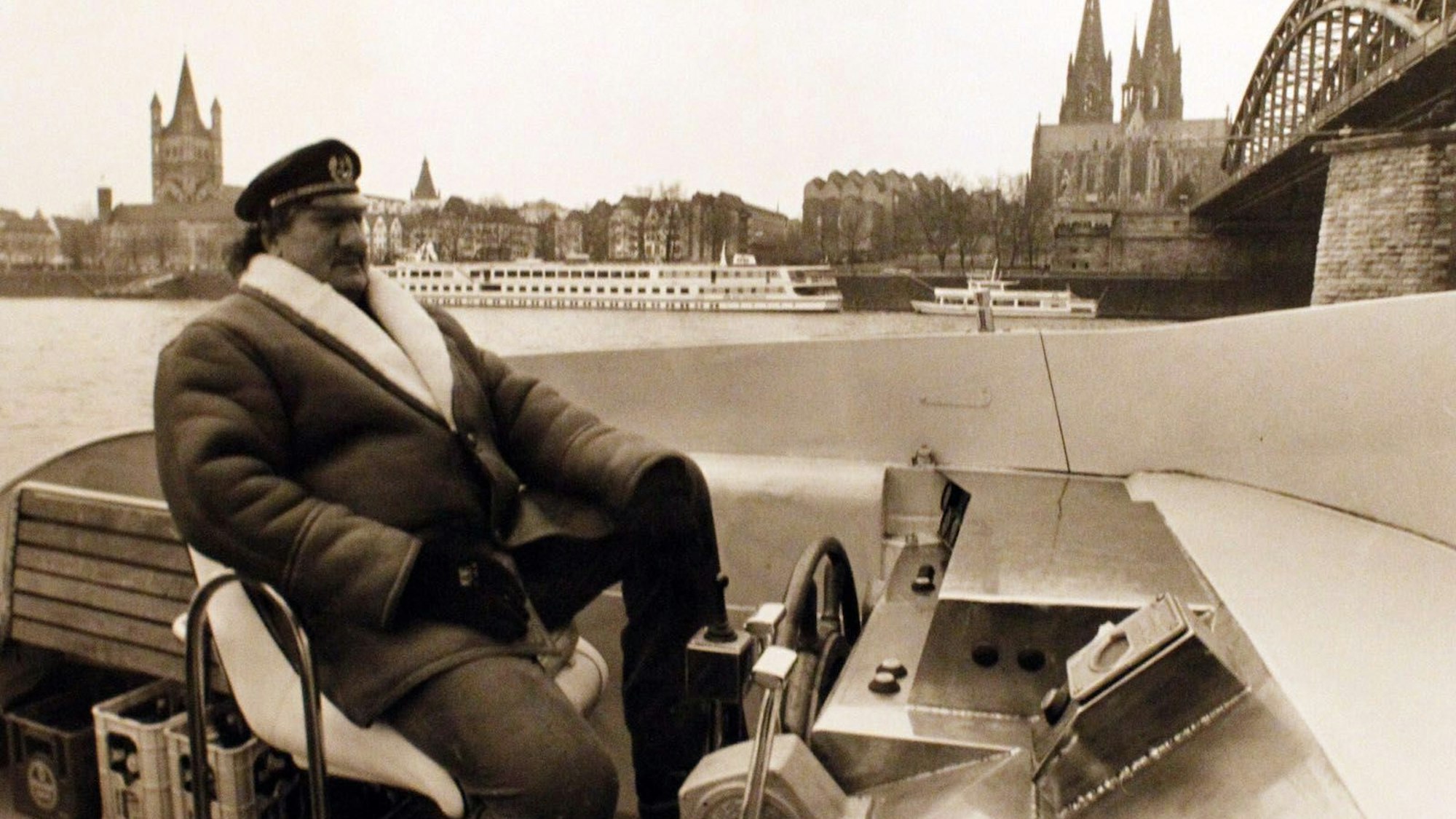 Die 1997 verstorbene Kölner Rotlichtgröße Schäfers Nas an Deck seines umgebauten Torpedo-Abfangbootes auf dem Rhein.