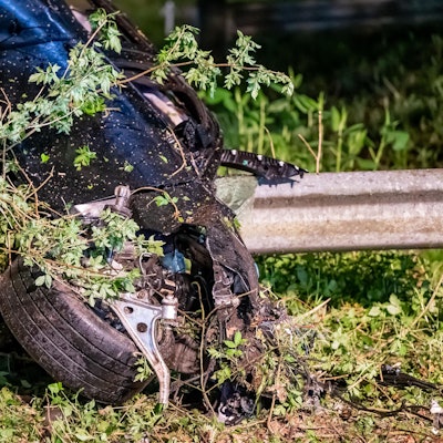Ein Autowrack nach einem Unfall.
