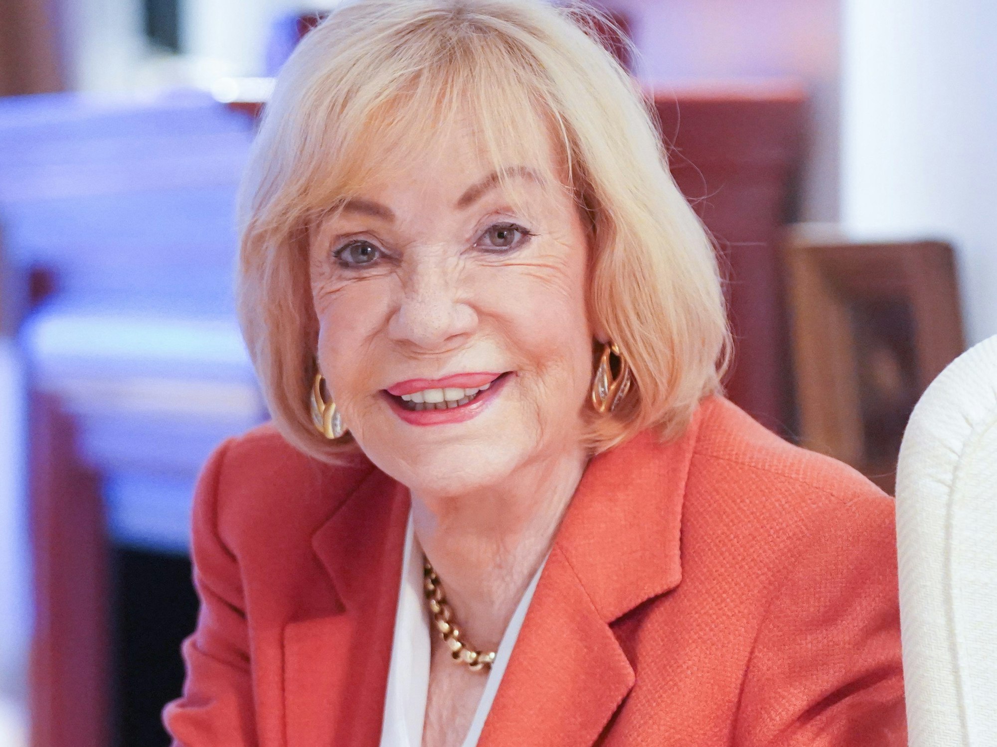 Dagmar Berghoff schaut in die Kamera.