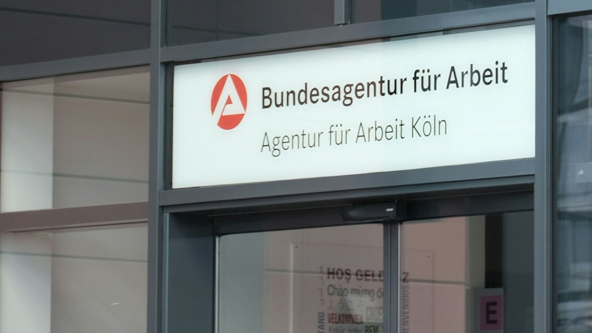 Ansicht des Eingangs einer Filiale der Arbeitsagentur in Köln.