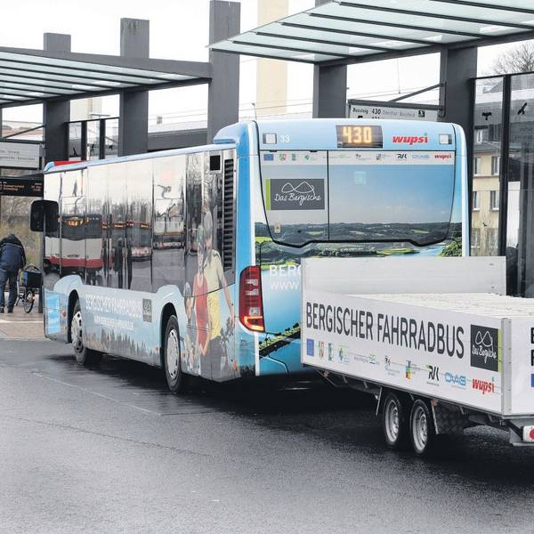 Ein Bus mit Fahrradanhänger steht am Busbahnhof in Bergisch Gladbach-Stadtmitte.