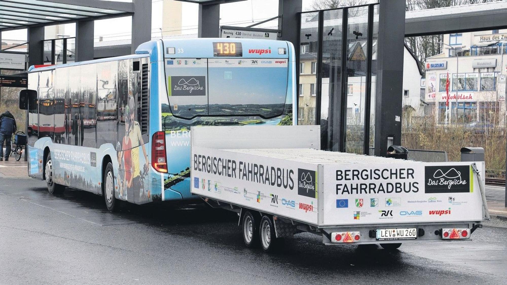 Ein Bus mit Fahrradanhänger steht am Busbahnhof in Bergisch Gladbach-Stadtmitte.