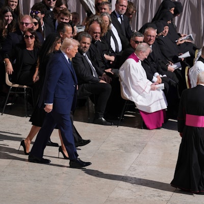 Donald Trump, hier bei der Beerdigung von Papst Franziskus im Vatikan, hat sich zum Konklave geäußert.