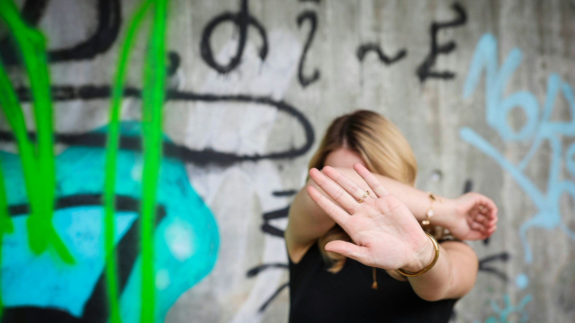 Häufig sind persönliche Belastungen und Überforderungssituationen von Eltern Auslöser schwerwiegender Vernachlässigung und Misshandlung. (Symbolbild)