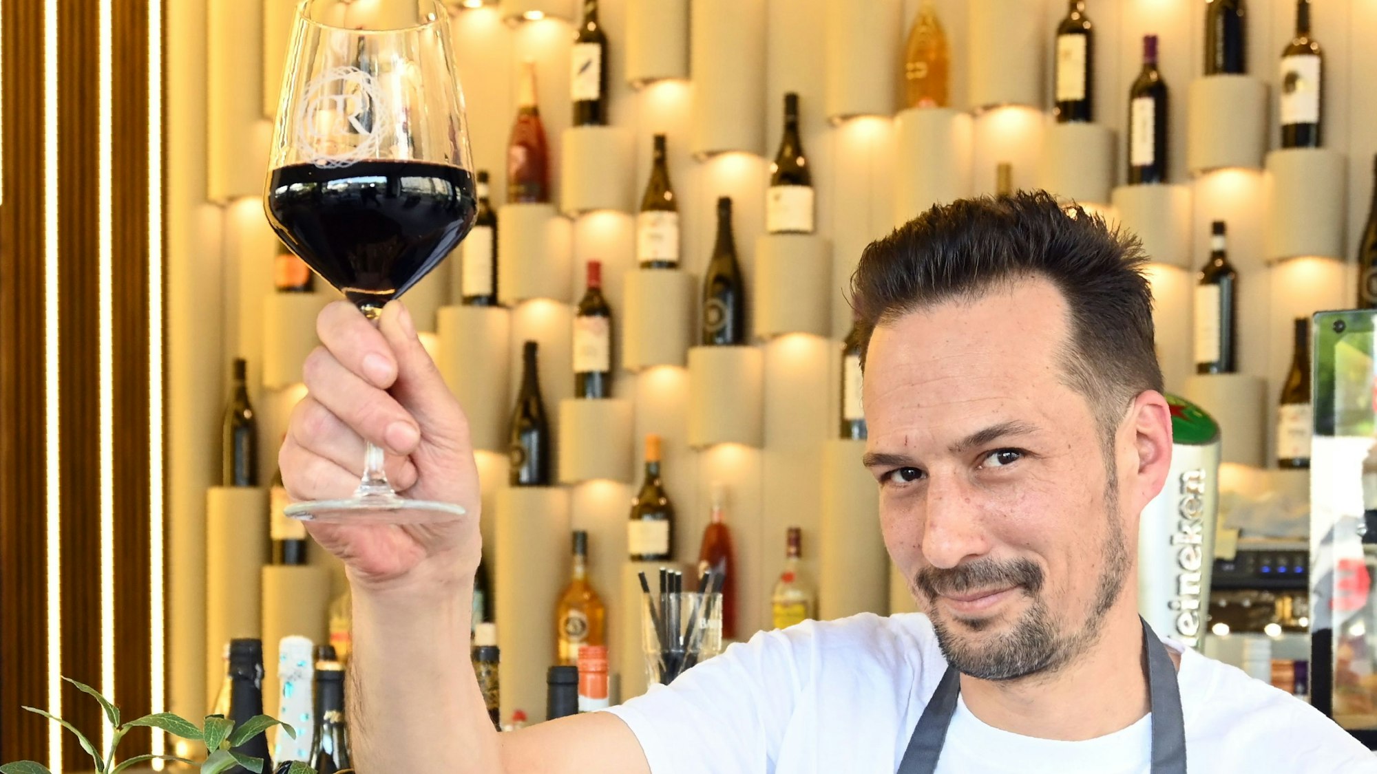 30.04.2025 Köln. Gastro-Autorin Julia Floß schreibt über das Restaurant „Carmen & Rosa 2“. Die Betreiber haben eine zweite Filiale in der Pfälzer Straße eröffnet. Chef Manuel Quintairos. Foto: Alexander Schwaiger