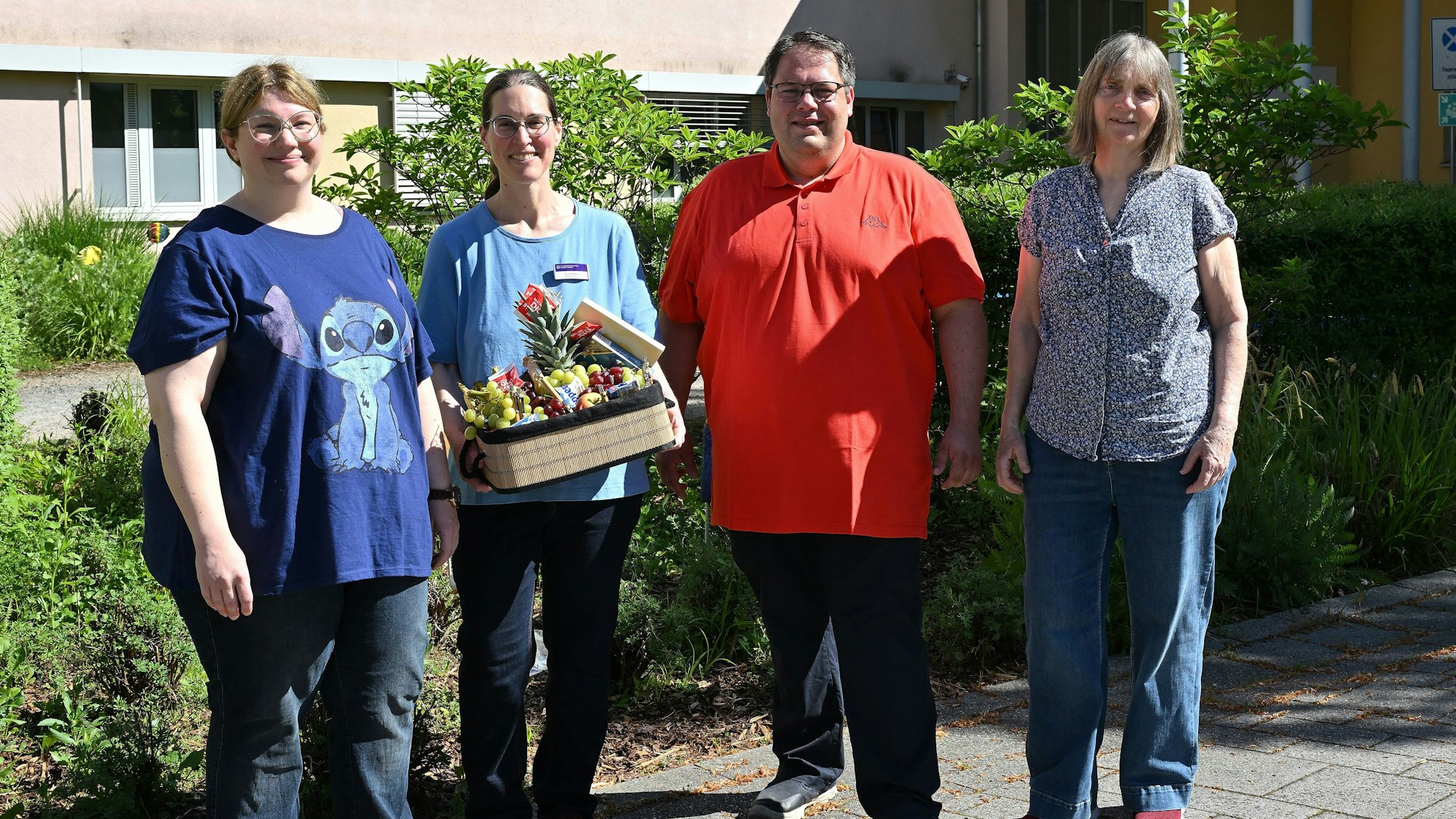 Das Foto zeigt die DGB-Aktion am Evangelischen Krankenhaus mit Maike Eyring, Claudia Dersinske, Patrick Gra und Hildegard Gitschier-Piepenbrock