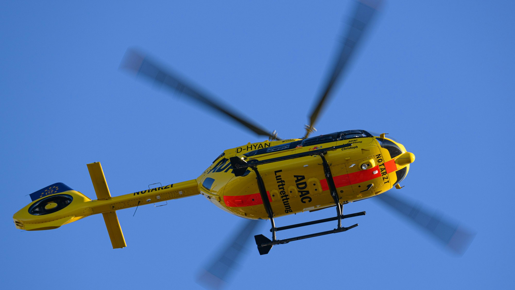 Auf der Unterseite eines Rettungshubschraubers steht die Aufschrift „Notarzt“. (Symbolbild)