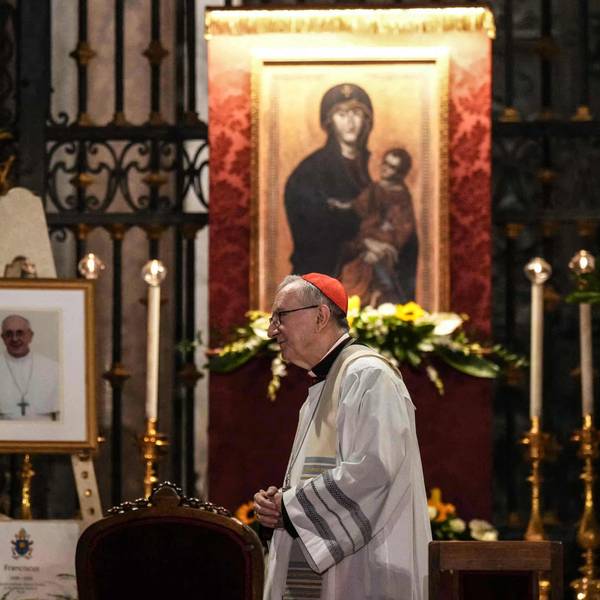 Kardinalstaatssekretär Pietro Parolin gedenkt am 22. April auf dem Platz vor der römischen Kirche Santa Maria Maggiore des am Tag zuvor verstorbenen Papstes Franziskus.