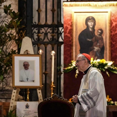 Kardinalstaatssekretär Pietro Parolin gedenkt am 22. April auf dem Platz vor der römischen Kirche Santa Maria Maggiore des am Tag zuvor verstorbenen Papstes Franziskus.