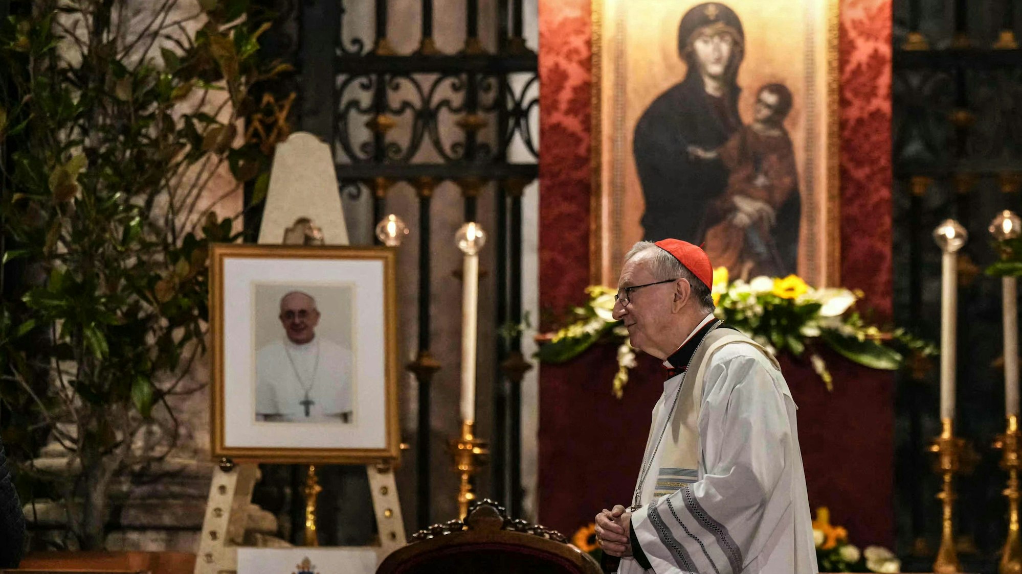 Kardinalstaatssekretär Pietro Parolin gedenkt am 22. April auf dem Platz vor der römischen Kirche Santa Maria Maggiore des am Tag zuvor verstorbenen Papstes Franziskus.