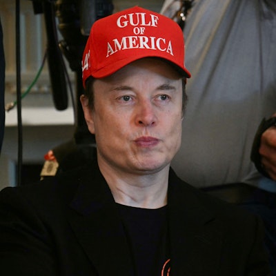 Das Foto zeigt Elon Musk mit einer Gulf of America-Basecap.