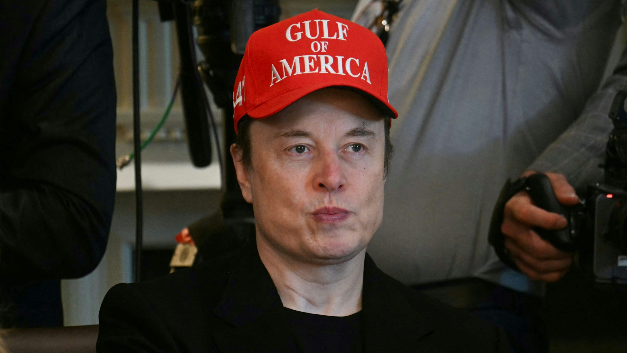 Das Foto zeigt Elon Musk mit einer Gulf of America-Basecap.