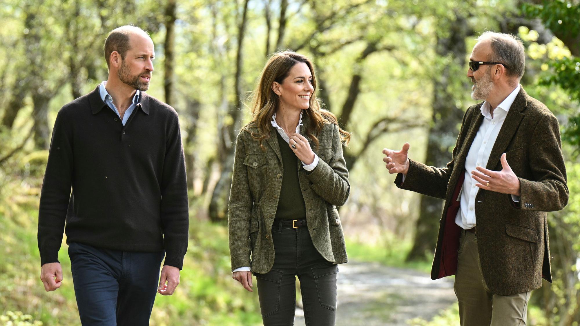 Prinz William (l) und Kate Middleton sprechen mit Moray Finch (r), dem General Manager des Mull and Iona Ranger Service, während eines Spaziergangs im Ardura Community Forest.