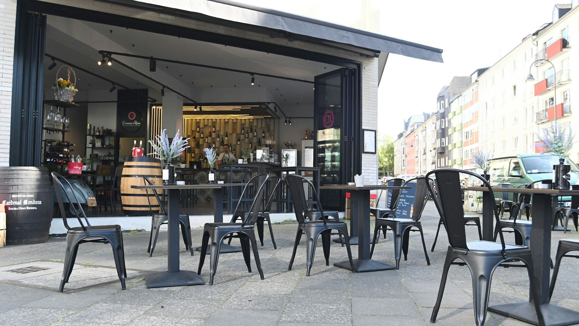 Sitzplätze gibt es drinnen und draußen